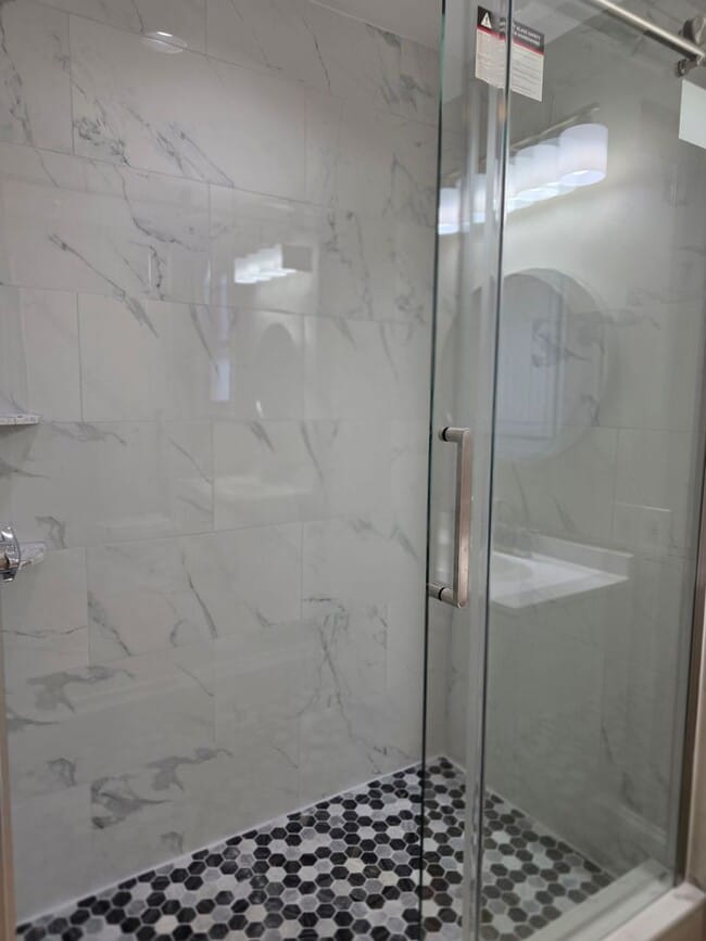 Building Photo - No Brokers Fee, In-Unit Laundry, Eat-in Kitchen, Large bedrooms, 3 Full Bathrooms