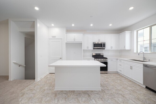 Building Photo - 1749 Laurelwood Wy