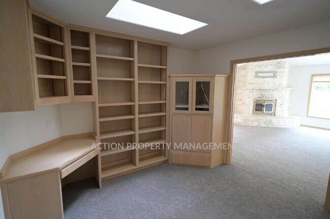 Building Photo - 2 bed + office, 2 bath, 2 car garage condo in Sunland