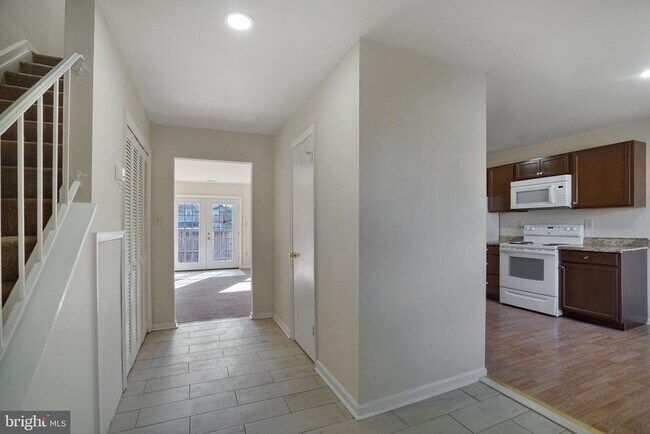 Building Photo - 9 Park Square Dr