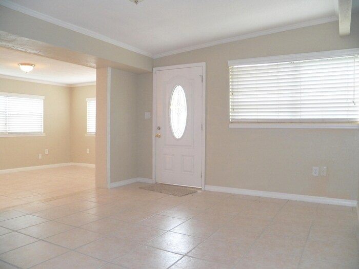 Building Photo - 2514 10th Ave Dr E