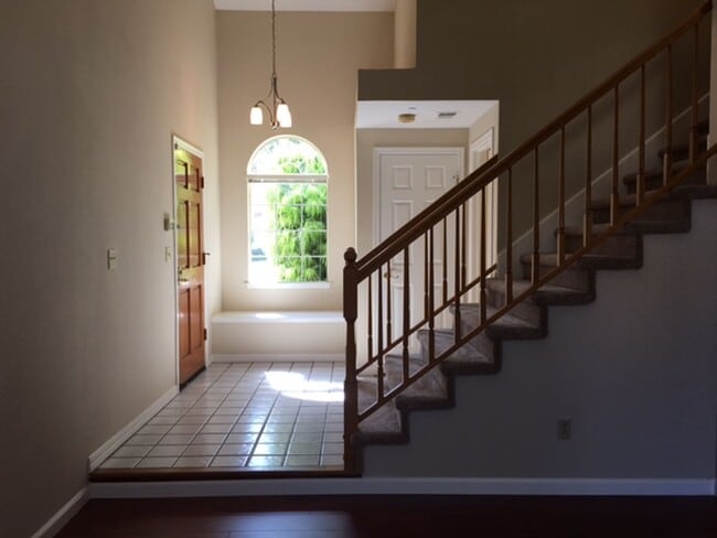 Building Photo - Great Location 3 Bedroom 2.5  Bath Townhouse