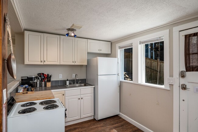 Building Photo - Ocean view 1 bedroom bottom floor unit close to Alki