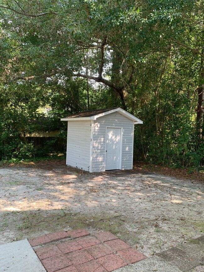 Building Photo - 3 Bedroom 2 Bath One Story House on Charter Drive