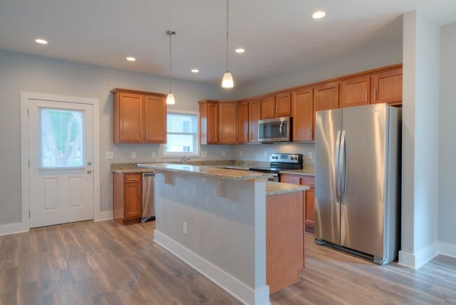 Building Photo - 3 bed 3.5 bath townhouse