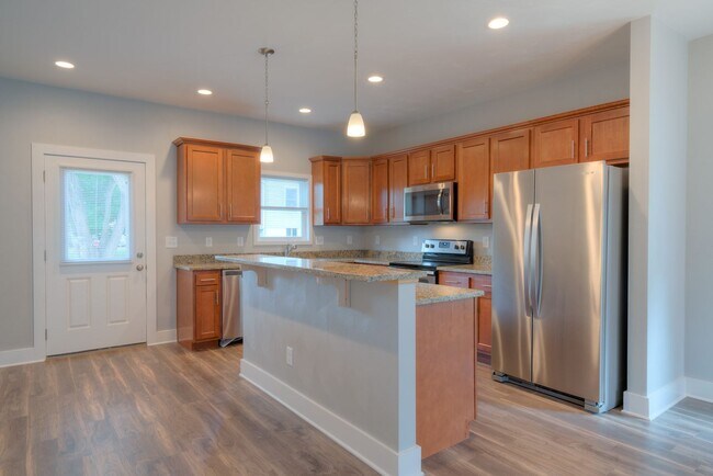 Building Photo - Uptown Village- 3 BR 3.5 Bath Townhome