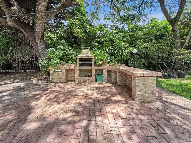 Building Photo - 7601 SW 64th Ct