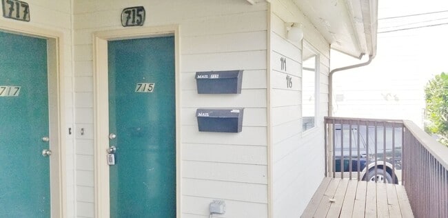 Building Photo - MOVE IN READY NOW! Desirable down town location. 2 bed, 1 bath. Includes water, sewer and garbage.