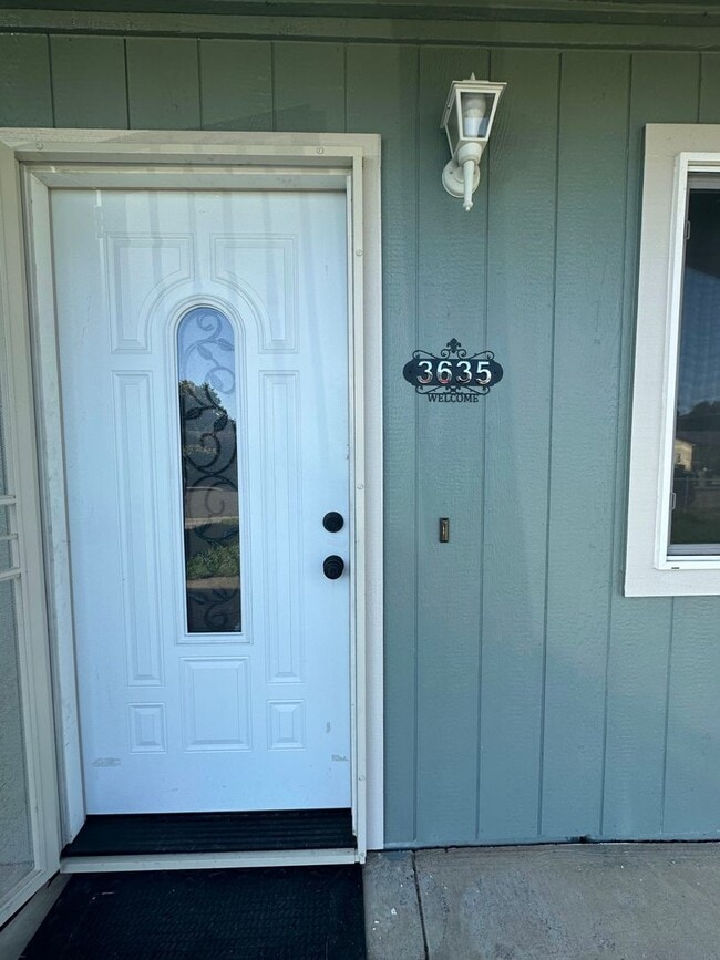 Building Photo - Cute well maintained home, convenient Anderson location