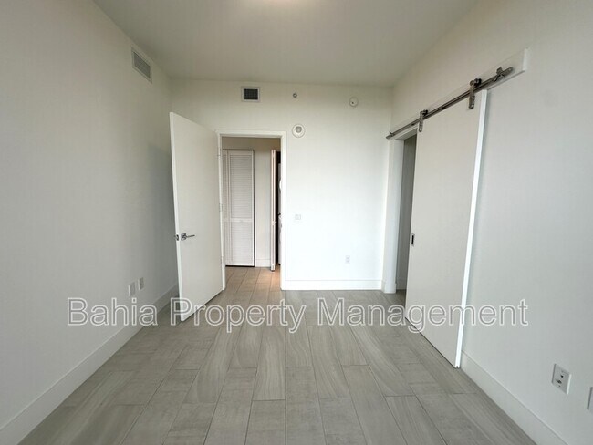 Building Photo - 2000 Metropica Wy