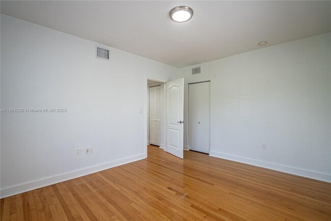 Building Photo - 2425 Flamingo Pl