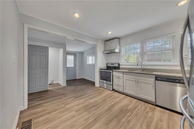 Building Photo - 845 Oak St NW