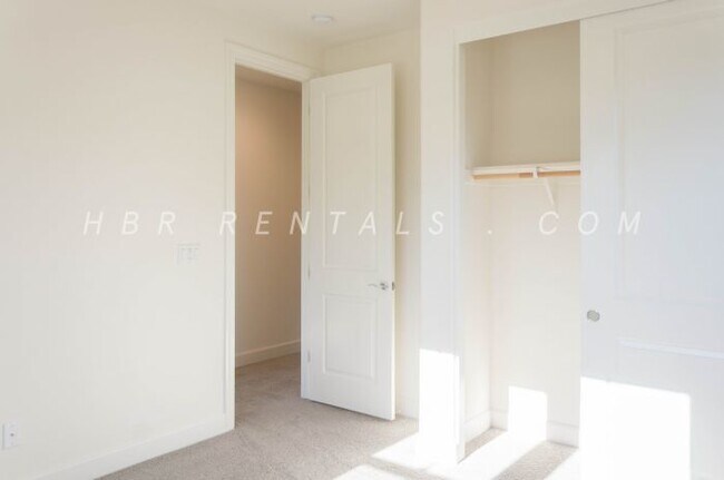 Building Photo - Ellis Neighborhood  | Spacious Single-Stor...
