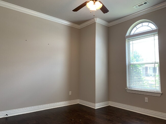Building Photo - 547 N Salem Rd