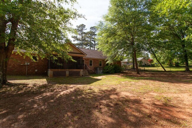 Building Photo - 2049 Powderhouse Rd SE