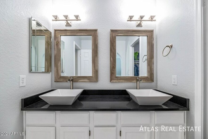 Building Photo - 4145 W Bluefield Ave