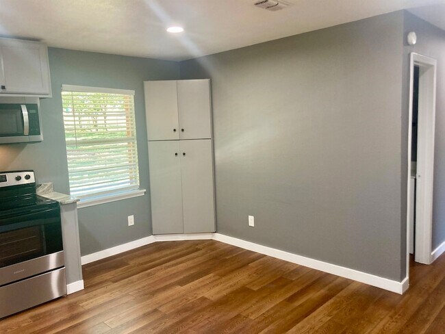 Building Photo - 901 Avenue E