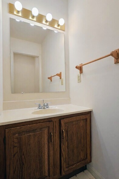 Building Photo - 83 Brookfield Rd