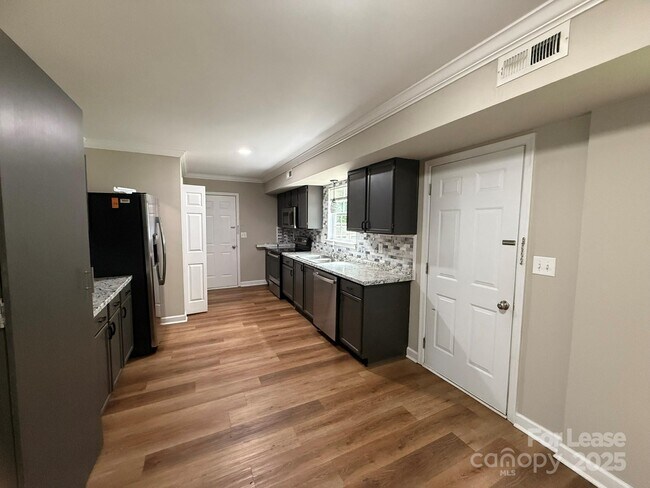 Building Photo - 431 Kingville Dr