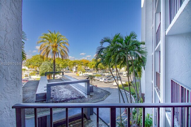 Building Photo - 800 Parkview Dr