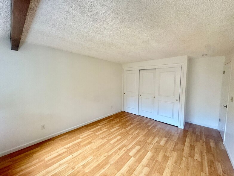 Building Photo - AK Duplex