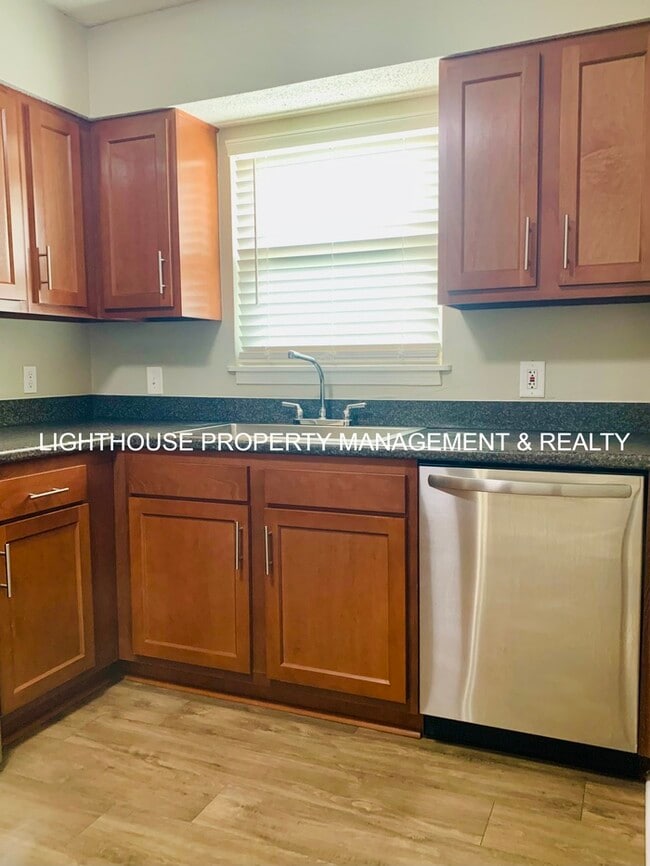 Building Photo - 2 Bed/2 Bath Single Story Townhome with At...