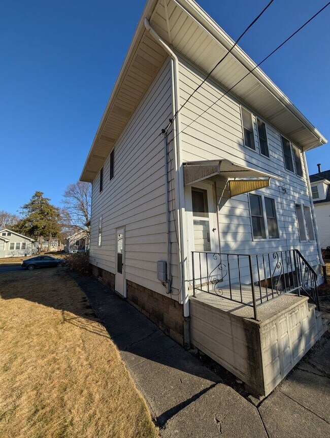 Building Photo - Spacious 3 Bedroom Home with 2 Car Garage and Large Yard!