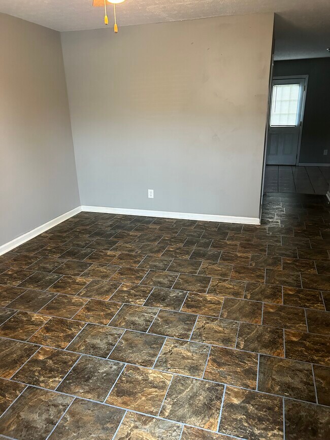 Building Photo - 110 Creekwood Ave