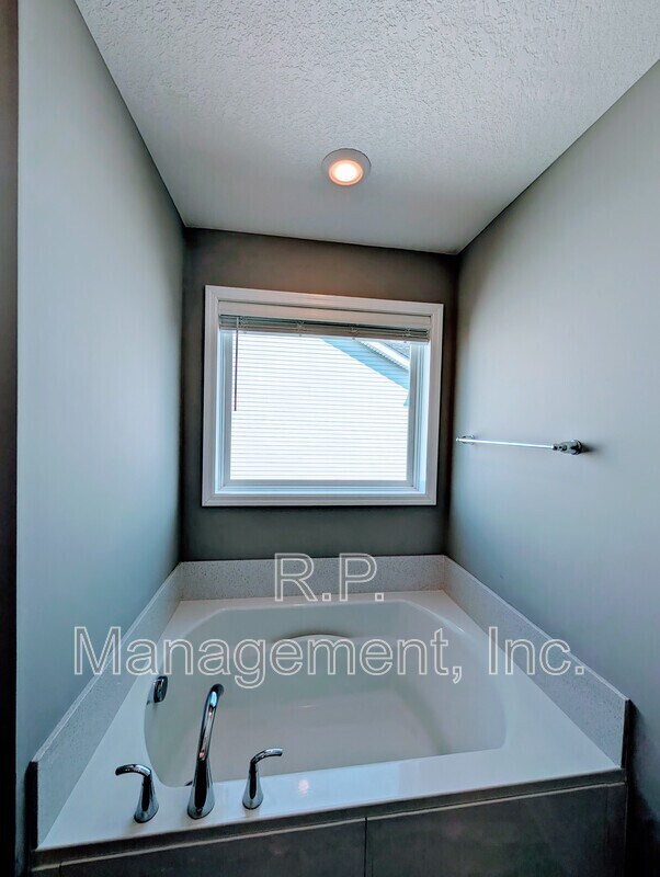 Building Photo - 9850 Glacial Valley Rd