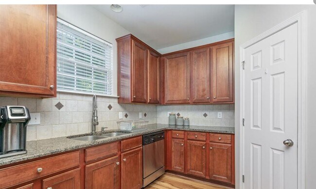 Building Photo - 3367 Streamside Dr