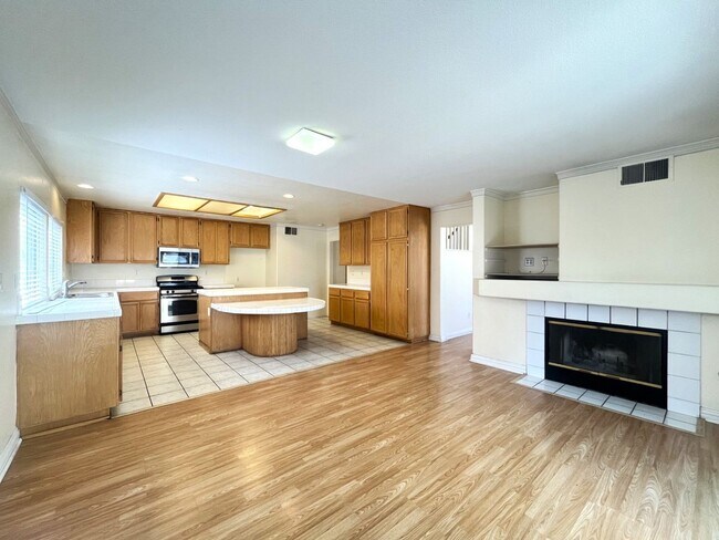 Building Photo - 4 bed, 2.5 bath located in Corona, CA!