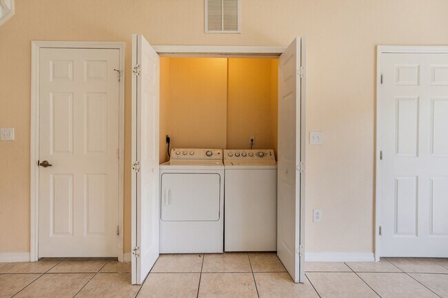 Building Photo - Beautiful 3-bedroom, 2.5-bath two-story townhouse in a well managed community