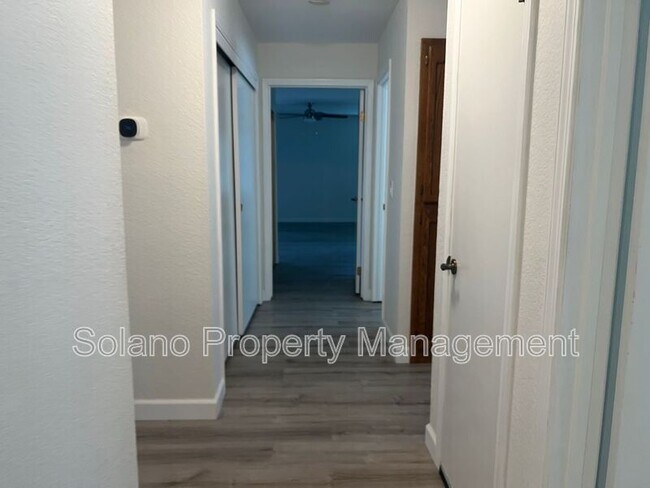 Building Photo - 142 Hillview Dr