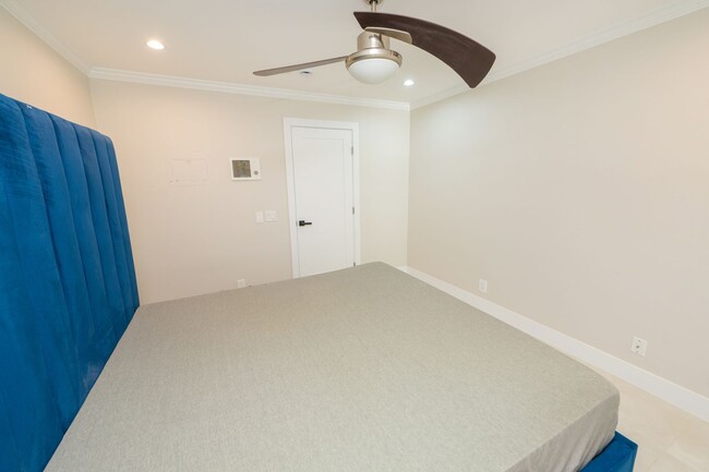 Building Photo - 1 Bedroom + Den / 1 Bath Condo w/ patio an...