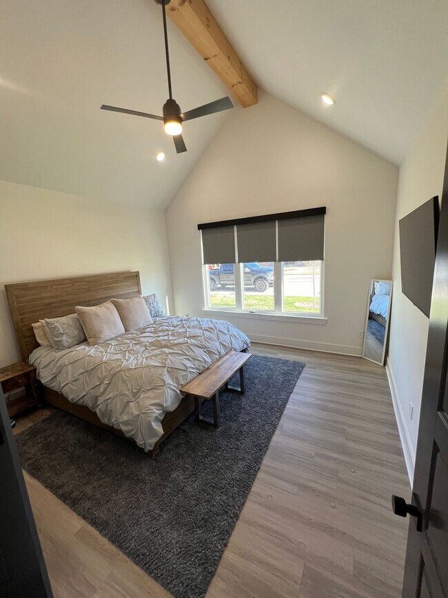 Building Photo - 4 Bedroom 3 bath in Escondido Ranch!