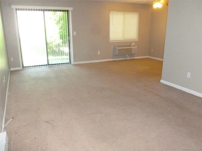 Building Photo - 15 Club House Dr