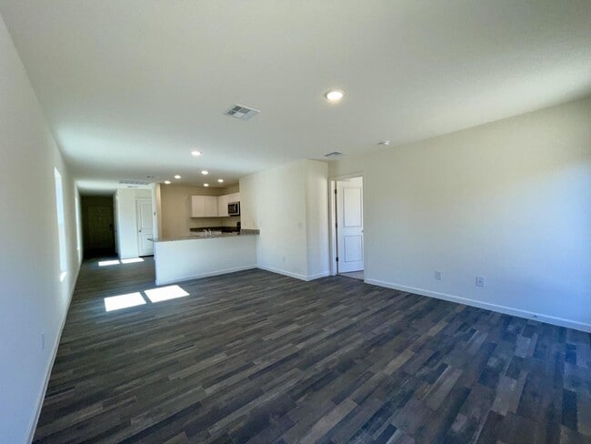 Building Photo - BHCRENT.COM 3 bed 2 bath 2 car garage, gat...