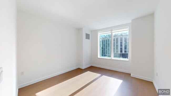 Building Photo - 400 W 61st St