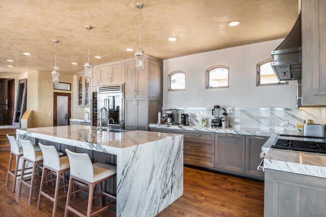 Building Photo - 221 30th St