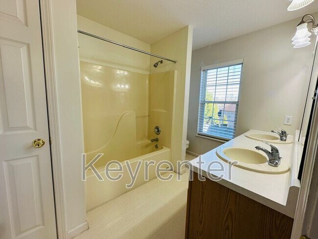 Building Photo - 10809 Topview Ln