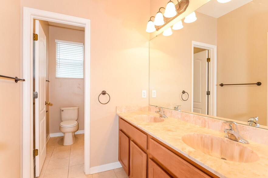 Building Photo - 2302 Fountain Grass Dr
