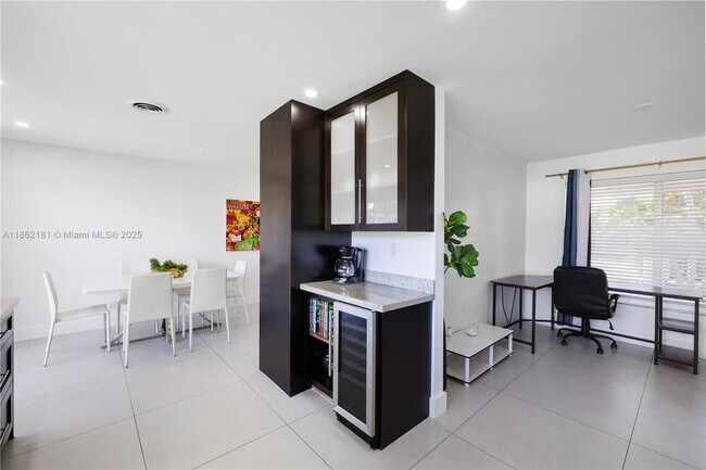 Building Photo - 1709 SW 5th Pl