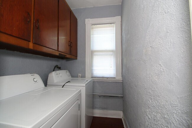 Building Photo - 198 Blatchley Ave