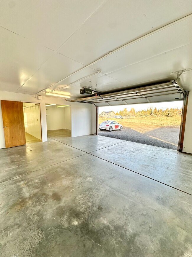 Building Photo - Light & bright single level home in NE Bend!