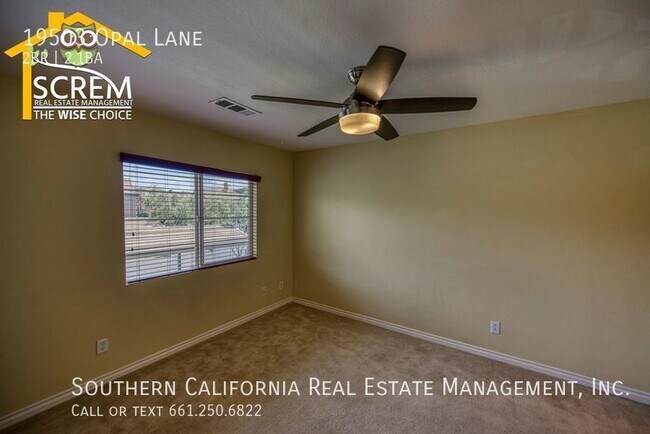 Building Photo - Two Bedroom Townhome in Santa Clarita