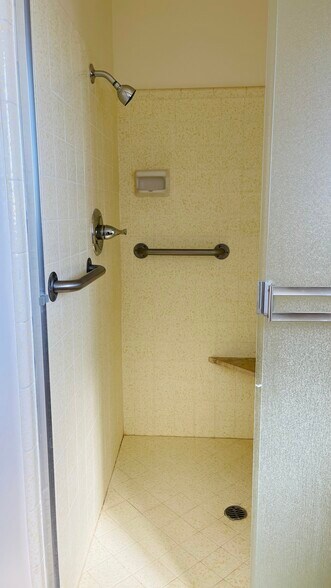 Master bathroom - 520 Escalona Dr