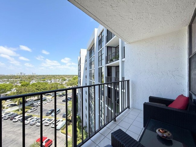 Building Photo - 800 Parkview Dr