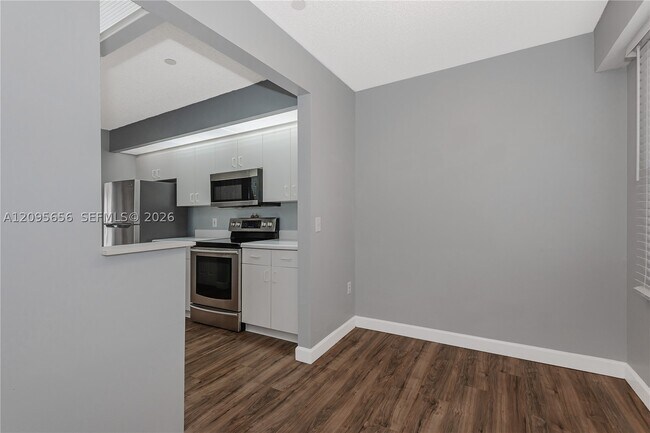 Building Photo - 550 SW 138th Ave