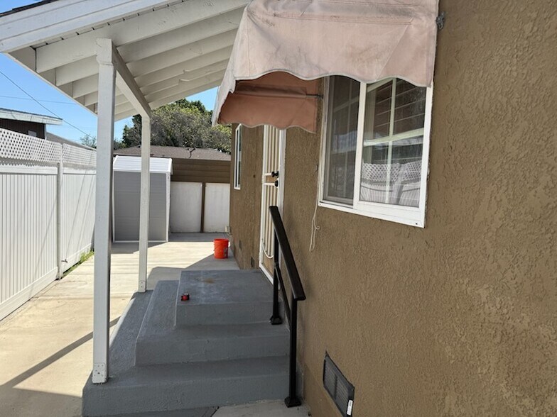 Building Photo - 454 E 63rd St