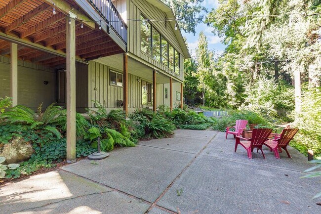 Building Photo - 2640 SW Vista Dr